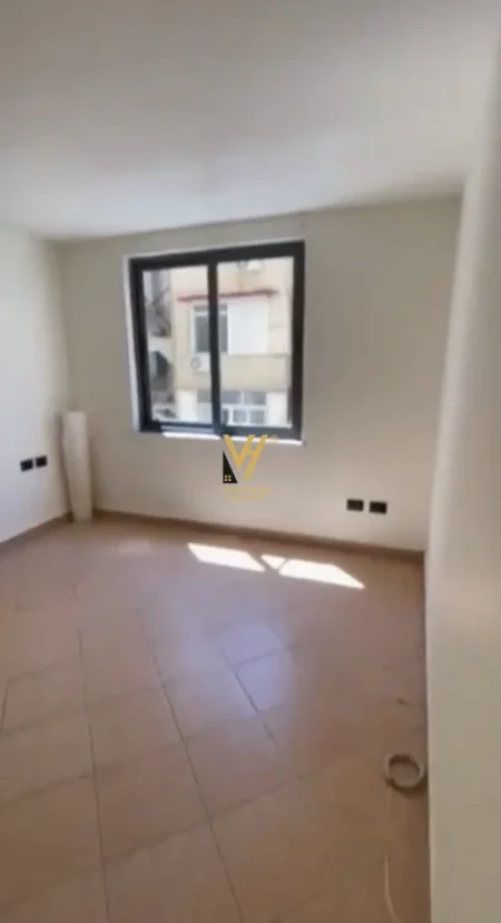 Tirane, jepet me qera zyre Kati 3, 70 m² 670 € (TIRANA E RE)