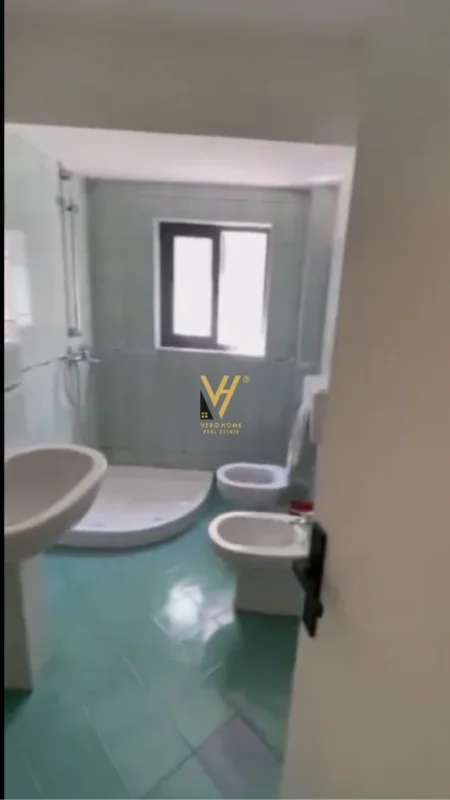 Tirane, jepet me qera zyre Kati 3, 70 m² 670 € (TIRANA E RE)