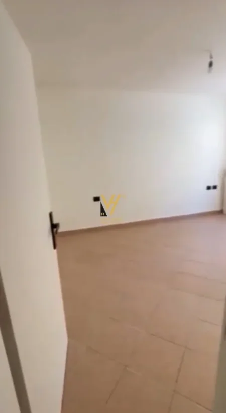 Tirane, jepet me qera zyre Kati 3, 70 m² 670 € (TIRANA E RE)