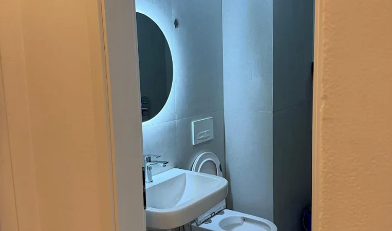 Tirane, jepet me qera apartament 1+1+Ballkon Kati 2, 50 m² 450 € (Ali Demi)