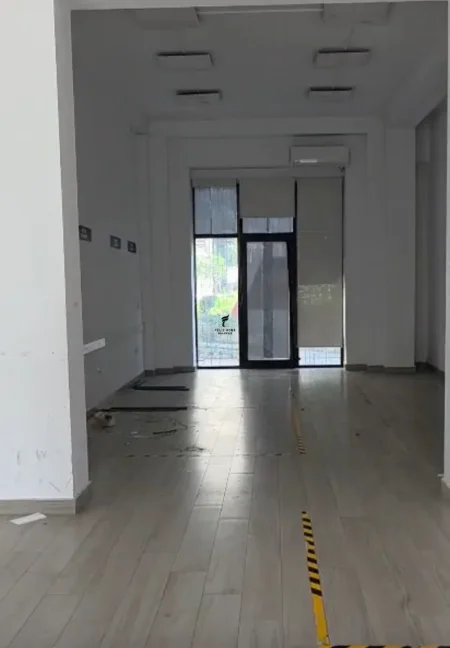 Tirane, jepet me qera dyqan Kati 0, 88 m² 1.530 € (KOMUNA E PARISIT)
