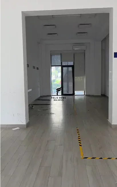 Tirane, jepet me qera dyqan Kati 0, 88 m² 1.530 € (KOMUNA E PARISIT)