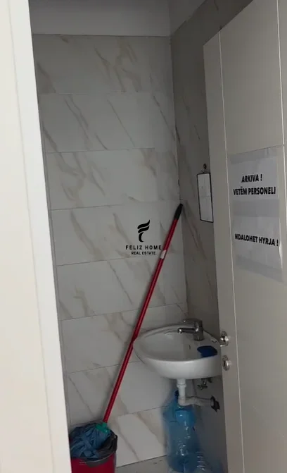 Tirane, jepet me qera dyqan Kati 0, 88 m² 1.530 € (KOMUNA E PARISIT)