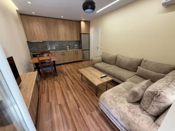 Tirane, jepet me qera apartament 1+1+Ballkon Kati 5, 65 m² 450 € (ASTIR VILA L2)