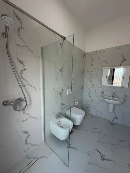 Tirane, jepet me qera apartament 2+1+Ballkon , 114 m² 1.300 € (Kompleksi Delijorgji)