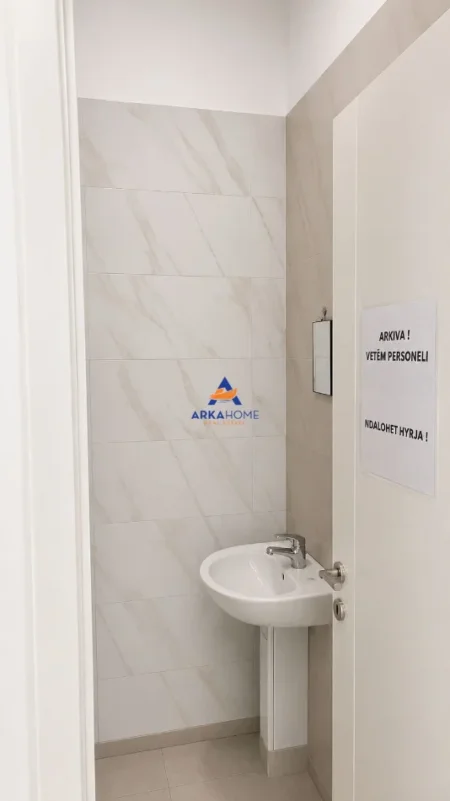 Tirane, jepet me qera ambjent biznesi Kati 0, 90 m² 1.800 € 