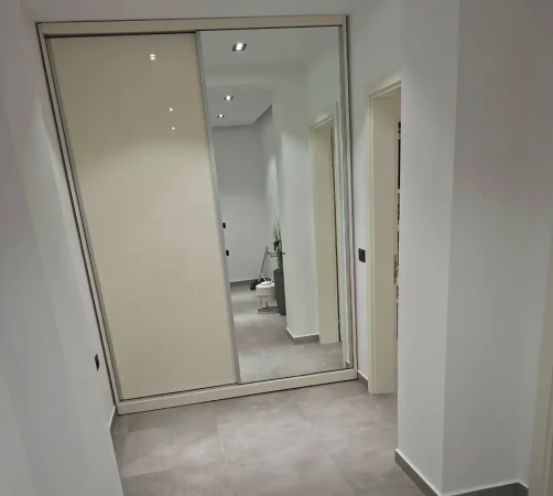 Tirane, jepet me qera apartament 1+1 Kati 1, 68 m² 750 € (KOMUNA E PARISIT)