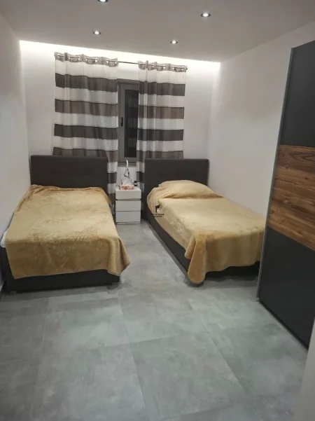 Tirane, jepet me qera apartament 1+1 Kati 1, 68 m² 750 € (KOMUNA E PARISIT)