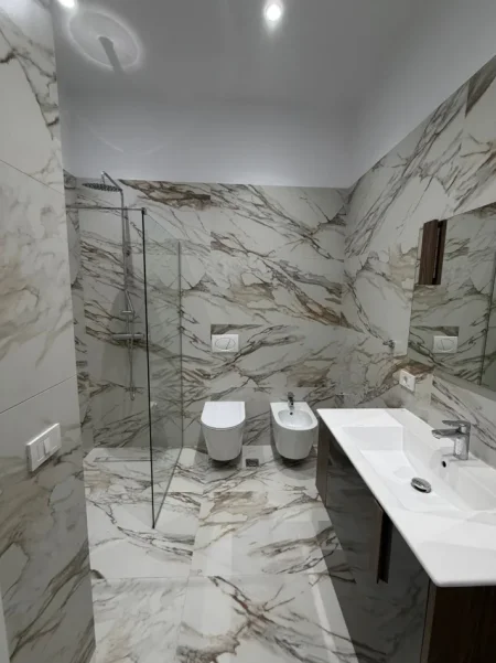 Tirane, jepet me qera apartament 1+1+Ballkon , 90 m² 950 € (Kompleksi Delijorgji)