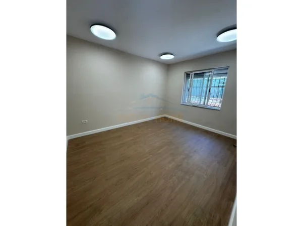 Tirane, jepet me qera zyre Kati 2, 110 m² 1.100 € (Rruga Margarita Tutulani)