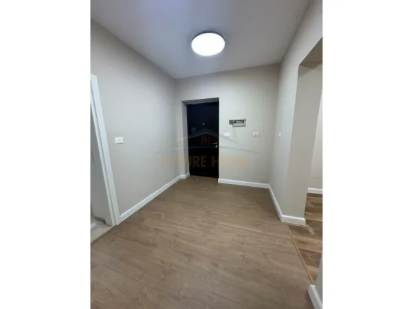 Tirane, jepet me qera zyre Kati 2, 110 m² 1.100 € (Rruga Margarita Tutulani)