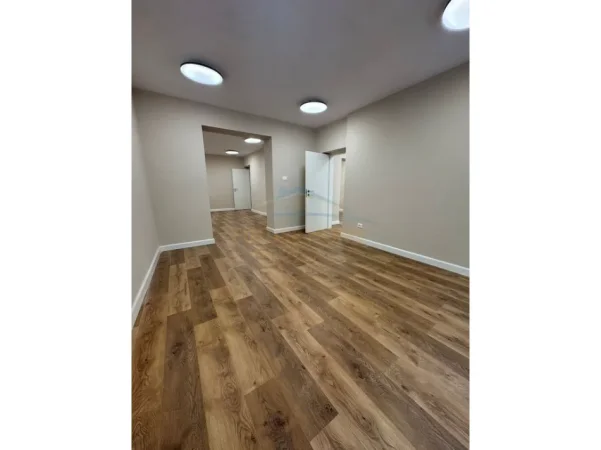 Tirane, jepet me qera zyre Kati 2, 110 m² 1.100 € (Rruga Margarita Tutulani)