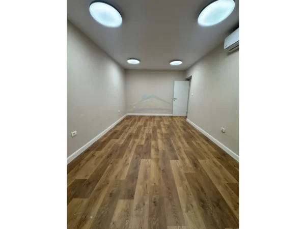 Tirane, jepet me qera zyre Kati 2, 110 m² 1.100 € (Rruga Margarita Tutulani)