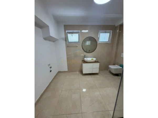 Tirane, jepet me qera zyre Kati 2, 110 m² 1.100 € (Rruga Margarita Tutulani)
