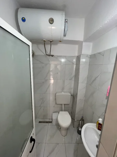 Tirane, jepet me qera shtepi 1+1 Kati 0, 30 m² 250 € (Rruga Halil Aga)