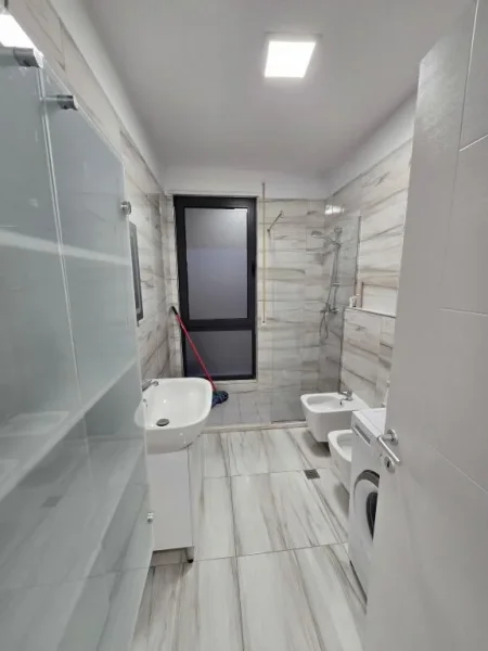 Tirane, jepet me qera apartament 1+1 Kati 2, 67 m² 600 € (Ali Demi)