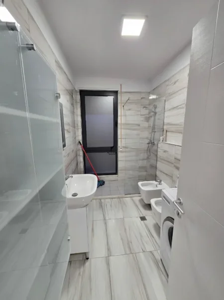 Tirane, jepet me qera apartament 1+1 Kati 3, 65 m² 600 € (ALI DEMI)