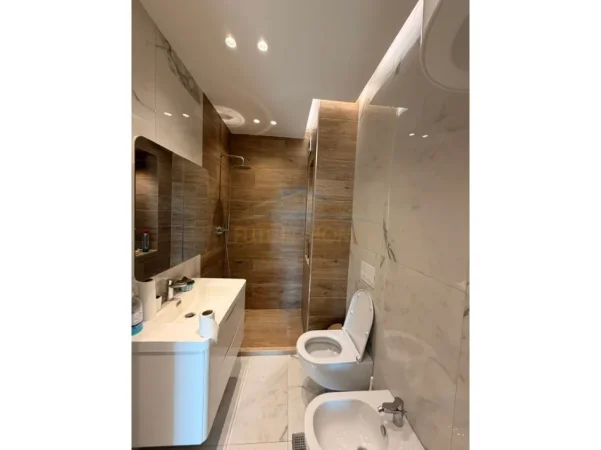 Tirane, jepet me qera apartament 3+1 Kati 6, 110 m² 900 € 