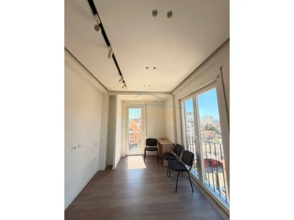 Tirane, jepet me qera apartament 3+1 Kati 6, 110 m² 900 € 