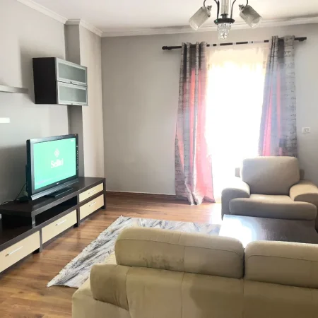 Tirane, jepet me qera apartament 1+1 Kati 4, 67 m² 500 € (Xhamlliku)