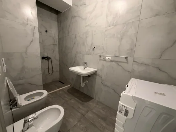 Tirane, jepet me qera apartament 1+1+Ballkon Kati 2, 65 m² 400 € (Mangalem Ali Demi)