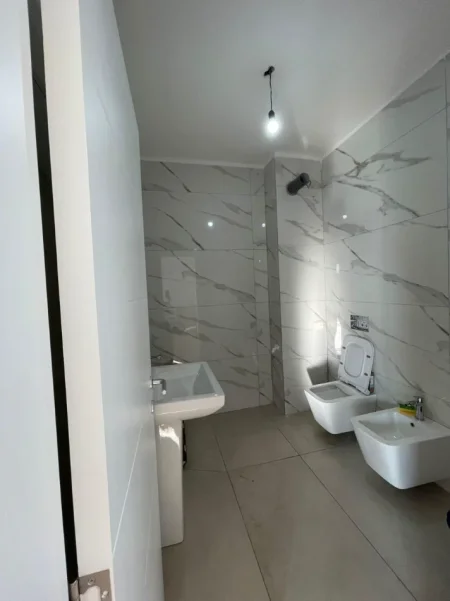 Tirane, jepet me qera apartament 1+1 Kati 8, 77 m² 550 € (JORDAN MISJA)