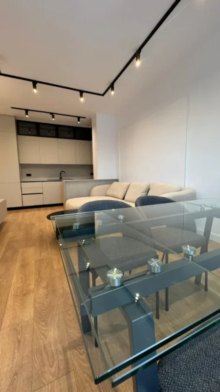 Tirane, jepet me qera apartament 1+1+Ballkon Kati 8, 69 m² 800 € (Rruga Xhanfize Keko)