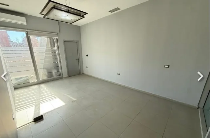 Tirane, jepet me qera ambjent biznesi Kati 2, 220 m² 4400 € (Condor Center)