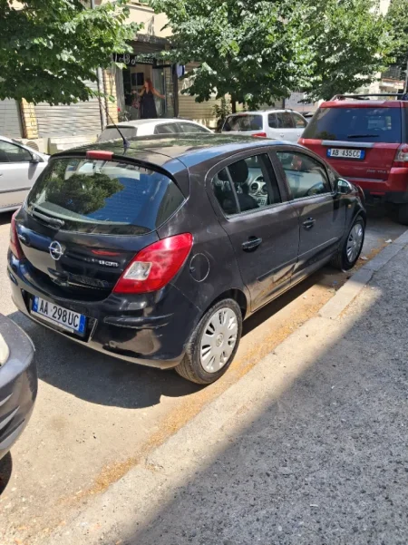 Shqiperi, shitet makine Opel Corsa 1.3 nafte Nafte, e zeze manuale Kondicioner 250 km 2.401 €