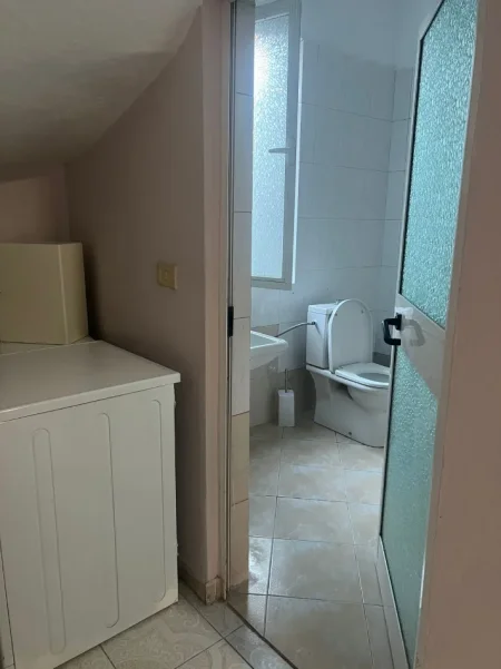 Tirane, jepet me qera apartament 1+1+Ballkon+ 1 post parkim , 70 m² 400 € (Blloku Gintash)