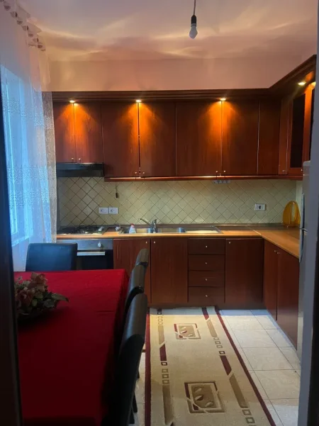 Tirane, jepet me qera apartament 1+1+Ballkon+ 1 post parkim , 70 m² 400 € (Blloku Gintash)