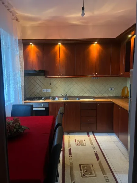 Tirane, jepet me qera apartament 1+1 Kati 1, 70 m² 400 € (Laprake)