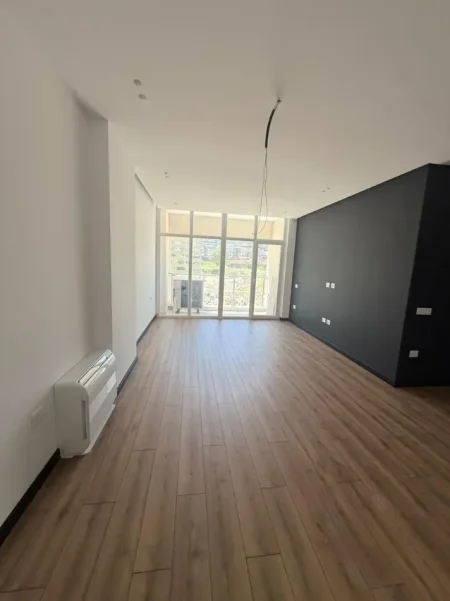 Tirane, jepet me qera zyre Kati 2, 75 m² 700 € (KOMUNA PARISIT)