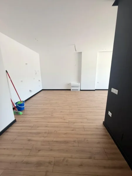 Tirane, jepet me qera zyre Kati 2, 75 m² 700 € (KOMUNA PARISIT)
