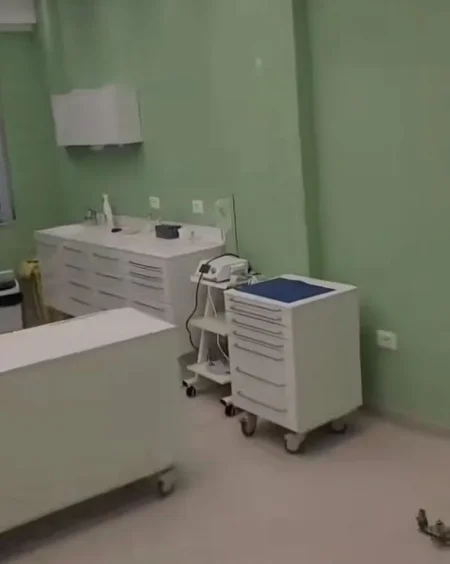 Tirane, jepet me qera ambjent biznesi Kati 0, 100 m² 1.200 € (Rruga Kongresi i Manastirit)