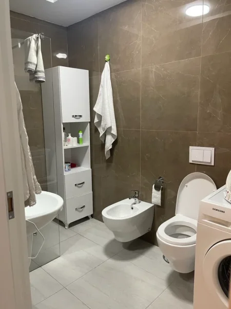 Tirane, jepet me qera apartament 2+1+Ballkon Kati 7, 90 m² 700 € 