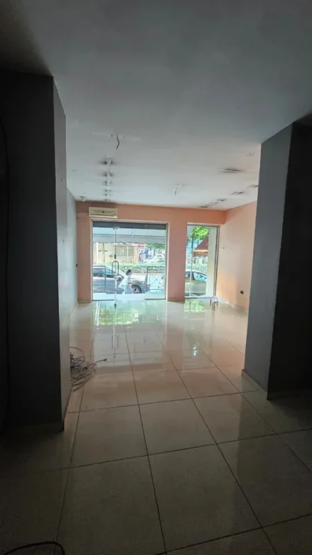 Tirane, jepet me qera ambjent biznesi Kati 1, 33 m² 800 € (Rruga Bardhyl)