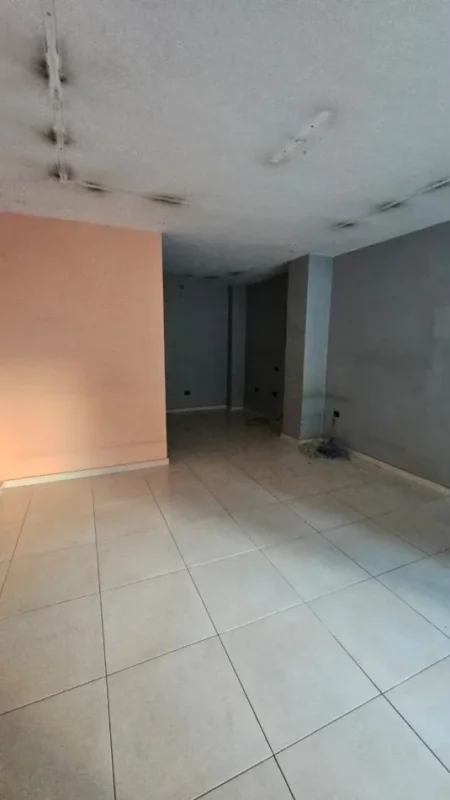 Tirane, jepet me qera ambjent biznesi Kati 1, 33 m² 800 € (Rruga Bardhyl)