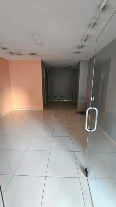 Tirane, jepet me qera ambjent biznesi Kati 1, 33 m² 800 € (Rruga Bardhyl)