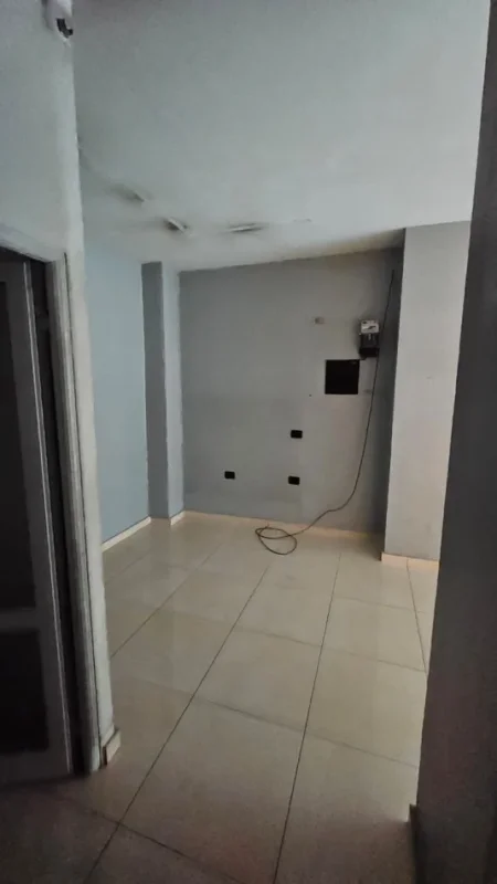 Tirane, jepet me qera ambjent biznesi Kati 1, 33 m² 800 € (Rruga Bardhyl)