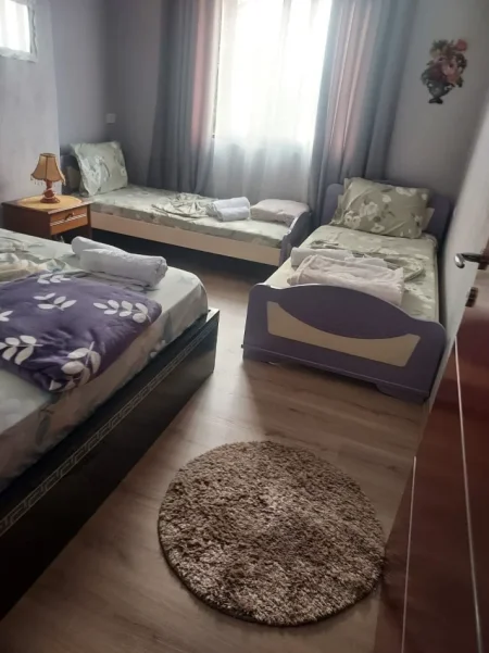 Pogradec, jepet me qera 1+1+Ballkon Kati 2, 40 € (Rruga e stadiumit)