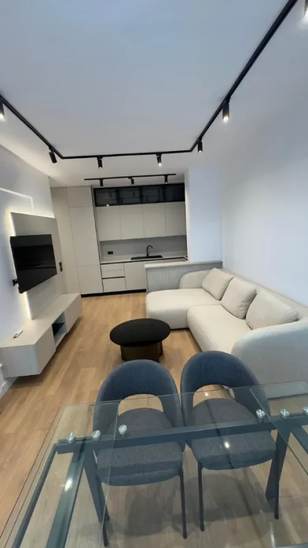 Tirane, jepet me qera apartament 1+1+Ballkon Kati 8, 69 m² 800 € (Porcelan /Rr.Xhanfize Keko)