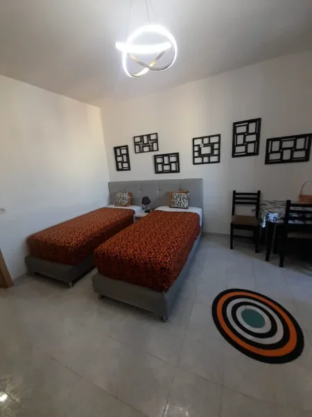 Tirane, jepet me qera Garsioner, Kati 7, Mobiluar,  40m², Çmimi 35.000 Lekë të Reja, tek Ish Resorant Durresi, në  Medrese,Tiranë.