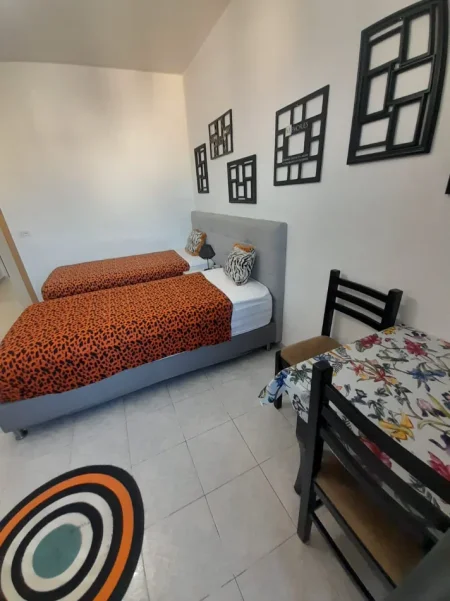 Tirane, jepet me qera Garsioner, Kati 7, Mobiluar,  40m², Çmimi 35.000 Lekë të Reja, tek Ish Resorant Durresi, në  Medrese,Tiranë.
