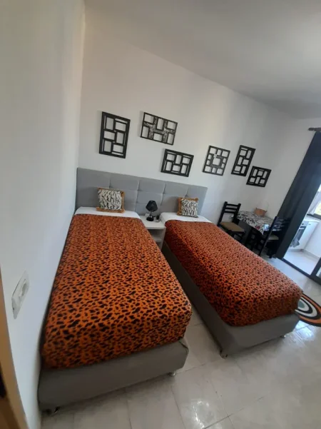 Tirane, jepet me qera Garsioner, Kati 7, Mobiluar,  40m², Çmimi 35.000 Lekë të Reja, tek Ish Resorant Durresi, në  Medrese,Tiranë.