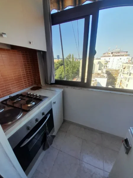 Tirane, jepet me qera Garsioner, Kati 7, Mobiluar,  40m², Çmimi 35.000 Lekë të Reja, tek Ish Resorant Durresi, në  Medrese,Tiranë.