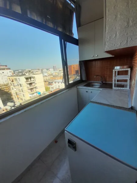 Tirane, jepet me qera Garsioner, Kati 7, Mobiluar,  40m², Çmimi 35.000 Lekë të Reja, tek Ish Resorant Durresi, në  Medrese,Tiranë.