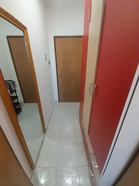 Tirane, jepet me qera Garsioner, Kati 7, Mobiluar,  40m², Çmimi 35.000 Lekë të Reja, tek Ish Resorant Durresi, në  Medrese,Tiranë.