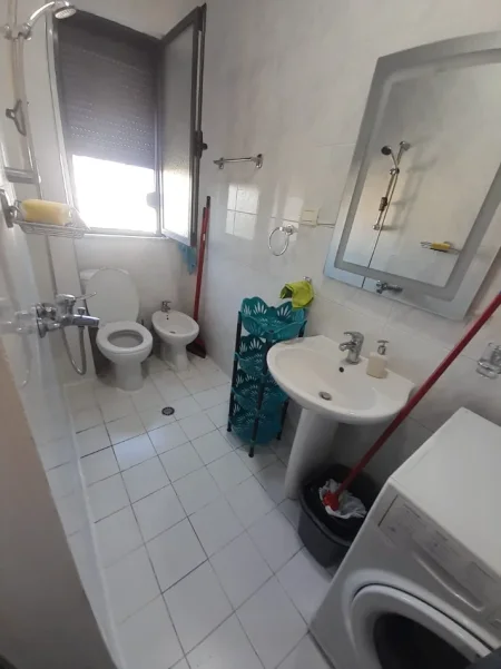 Tirane, jepet me qera Garsioner, Kati 7, Mobiluar,  40m², Çmimi 35.000 Lekë të Reja, tek Ish Resorant Durresi, në  Medrese,Tiranë.