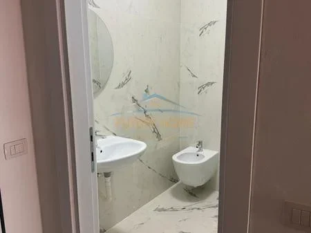 Tirane, jepet me qera apartament 1+1 Kati 6, 63 m² 300 € (univers city)